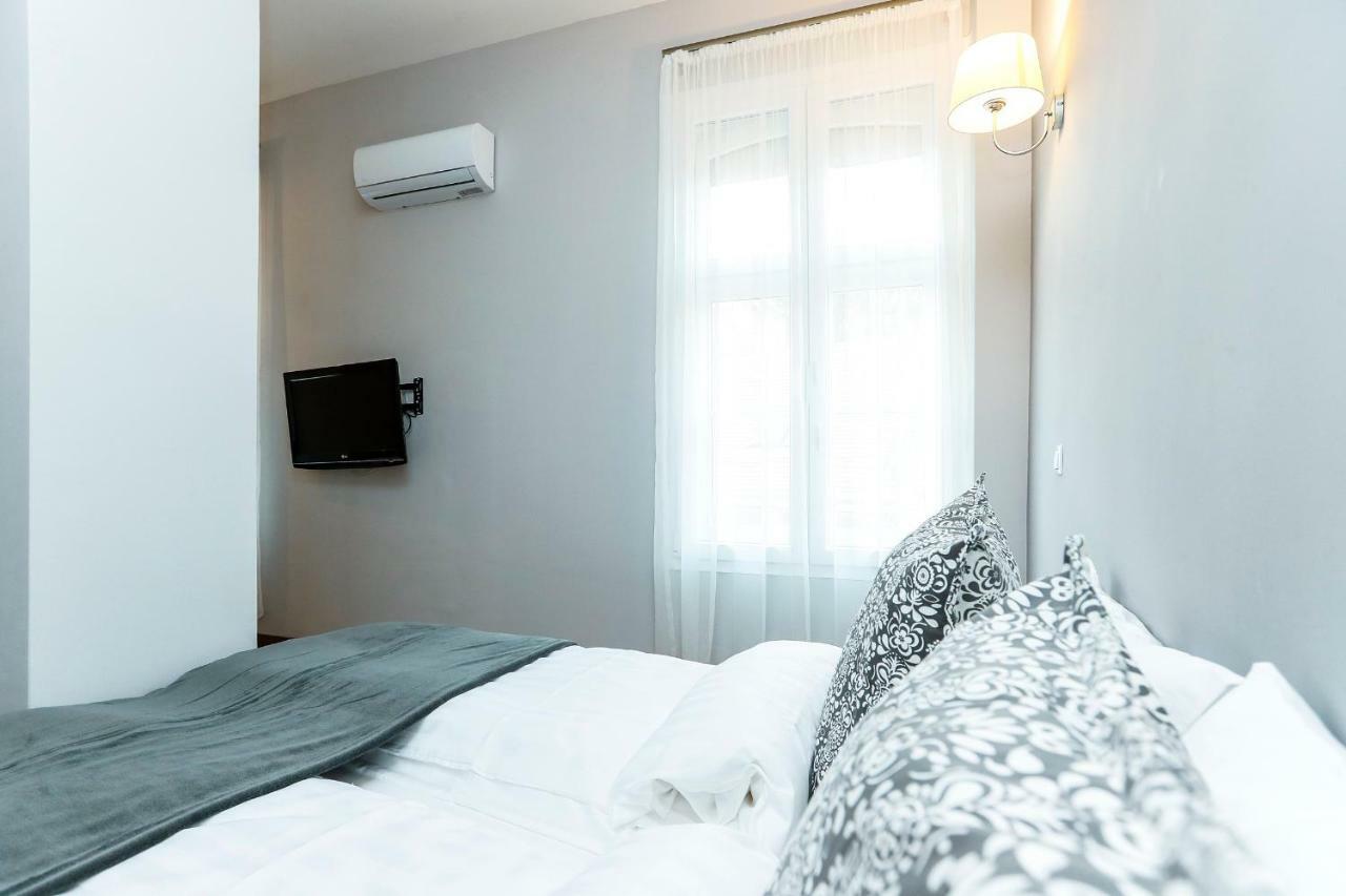 D8 Design Apartment & Studio Έγκερ Εξωτερικό φωτογραφία
